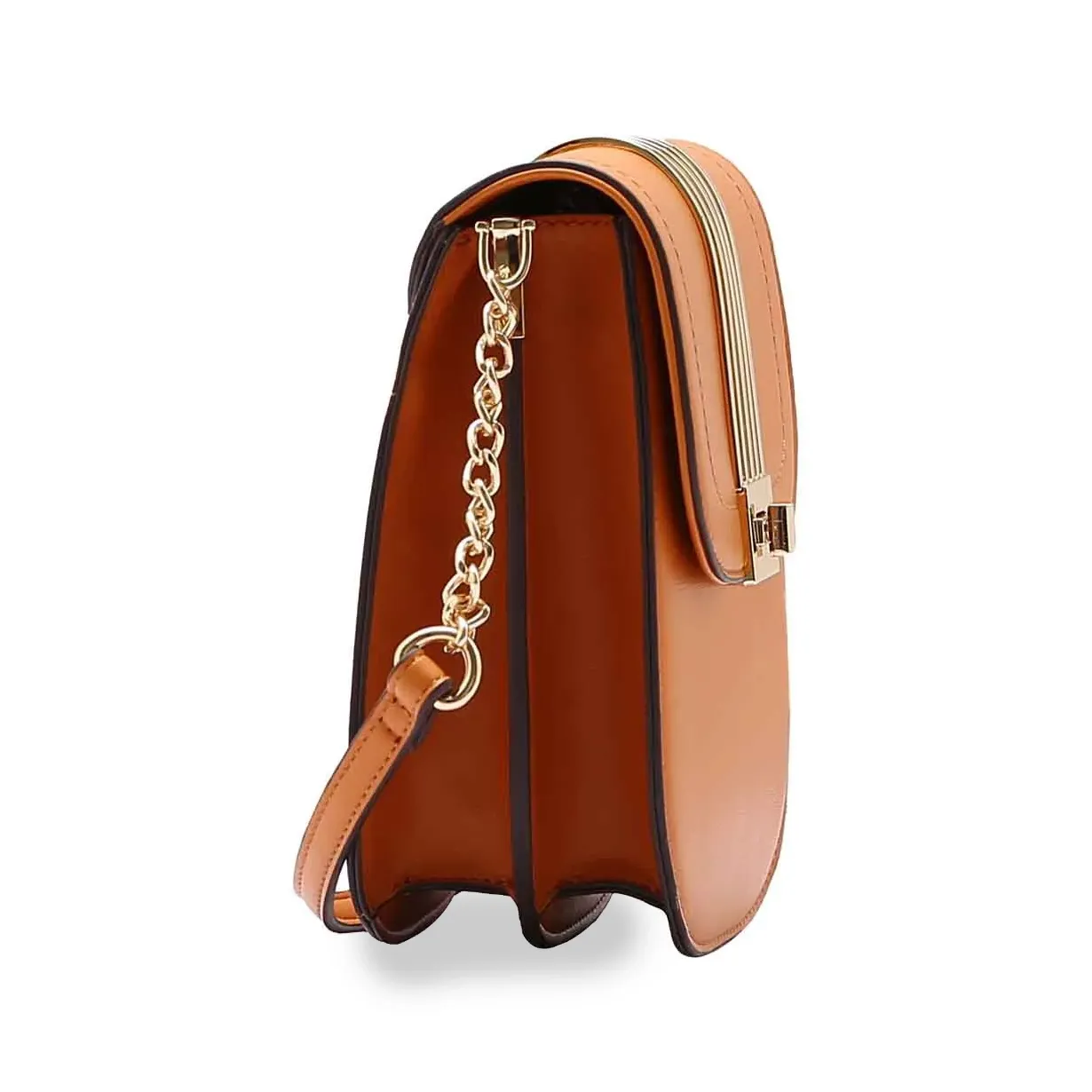 Lateral da bolsa transversal Chenson caramelo mostrando alça com corrente dourada e acabamento em couro sintético